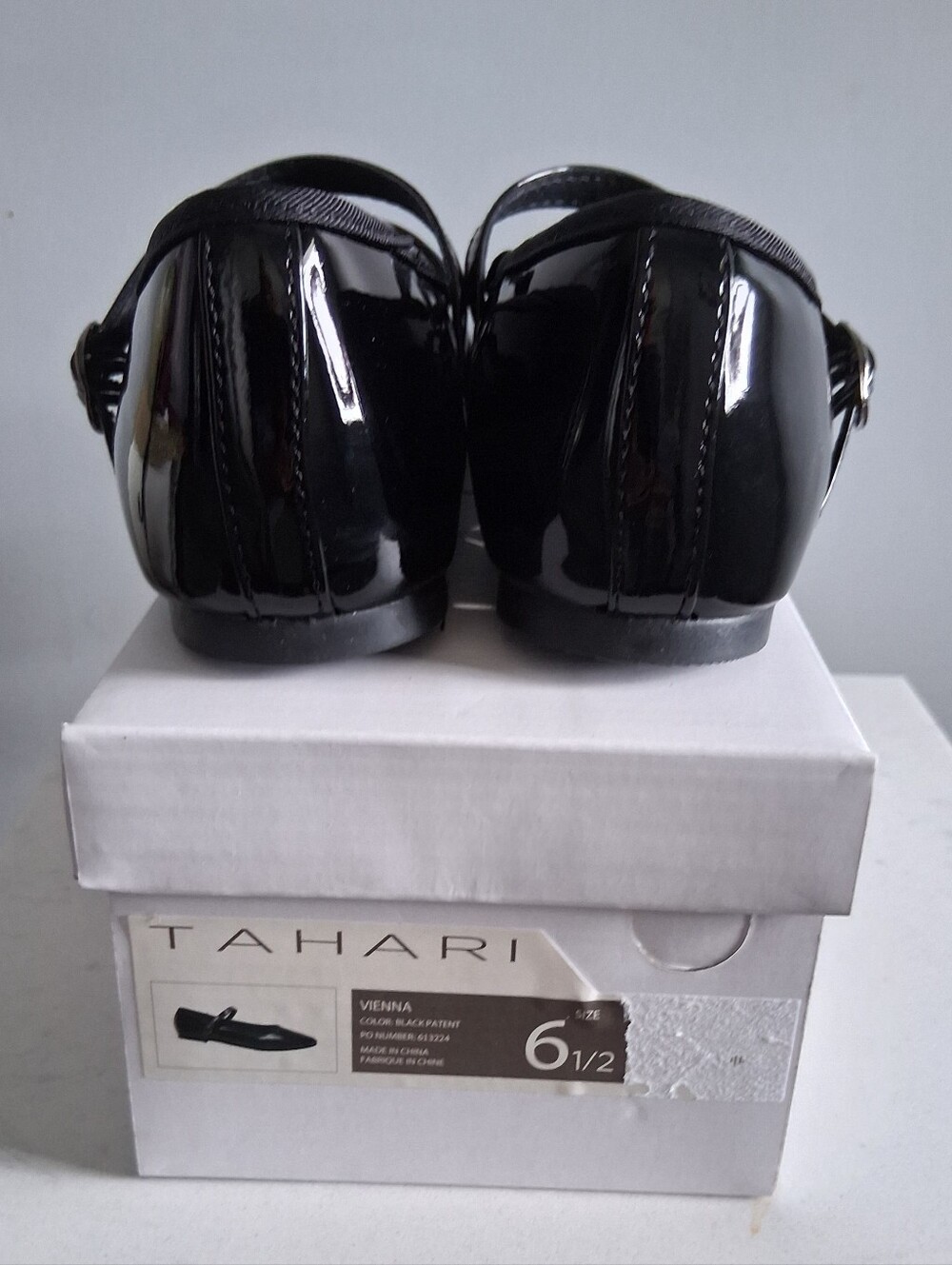 TAHARI VIENNA BLACK PATENT FLATS-SIZES 6, 6.5, 7.5 - Picture 6 of 6